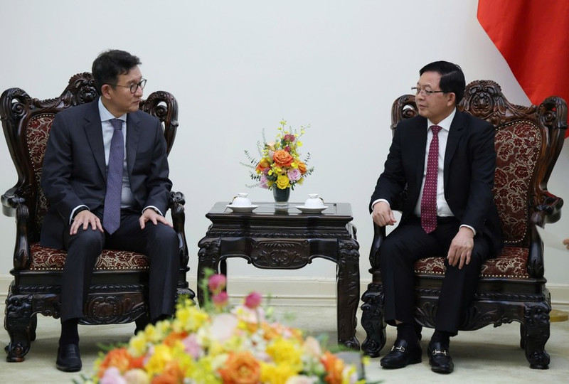 Deputy Prime Minister Ho Quoc Dung (right) receives Yongsoo Huh, Vice Chairman and CEO of GS Energy. (Photo: chinhphu.vn)