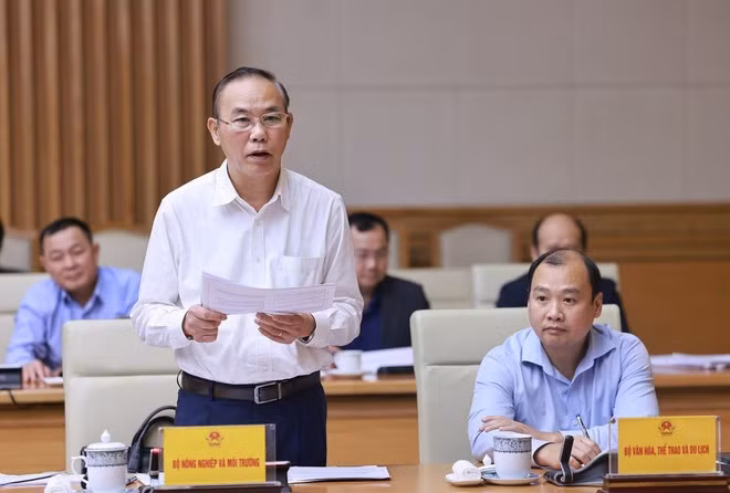 Deputy Minister of Agriculture and Environment Phung Duc Tien delivers a report on anti-IUU fishing at the meeting. (Photo: VNA)