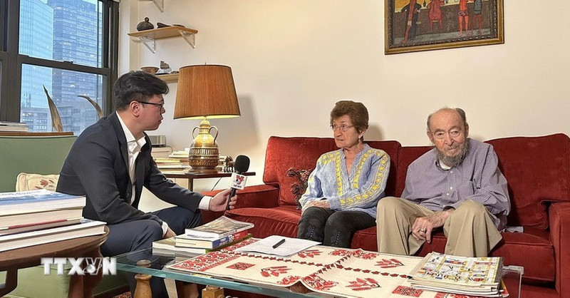 Anti-war activists Peter and Cora Weiss speak in an interview with a VNA correspondent in New York. (Photo: Quang Huy/VNA)