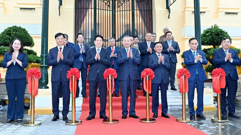 Party General Secretary To Lam (centre), State President Luong Cuong (third from left), and other officials cut the ribbon to inaugurate the building. (Photo: VNA)