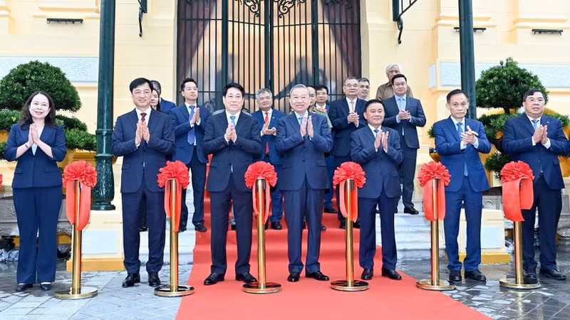 Party General Secretary To Lam (centre), State President Luong Cuong (third from left), and other officials cut the ribbon to inaugurate the building. (Photo: VNA)