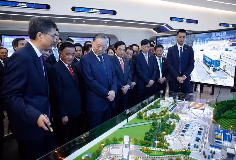 General Secretary of the Communist Party of Viet Nam (CPV) Central Committee and State President To Lam (third, left) and delegates at the China-ASEAN AI Application Cooperation Centre on April 17 (Photo: VNA)