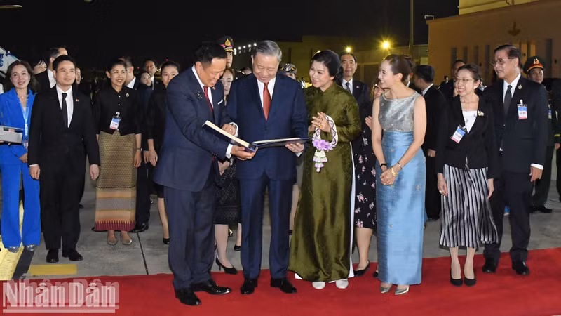 General Secretary and State President To Lam and his spouse receive a photo album commemorating their official visit to Thailand from Prime Minister Anutin Charnvirakul and his spouse. (Photo: Xuan Son)