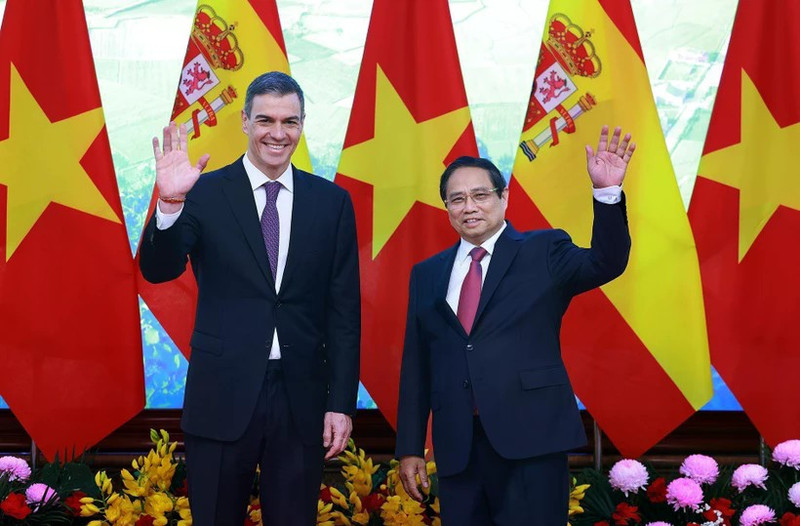 PM Pham Minh Chinh (R) and his Spanish counterpart Pedro Sánchez in Ha Noi in April. (Photo: VNA)