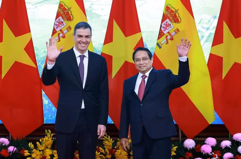 PM Pham Minh Chinh (R) and his Spanish counterpart Pedro Sánchez in Ha Noi in April. (Photo: VNA)