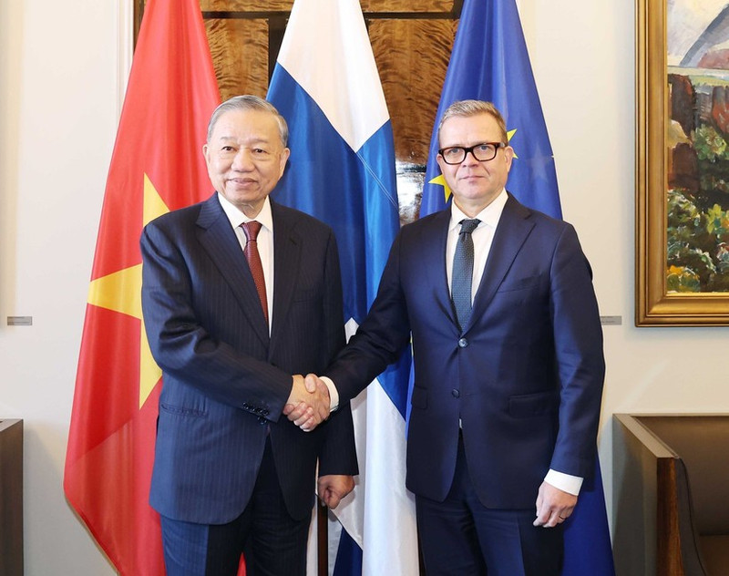 General Secretary of the Communist Party of Viet Nam Central Committee To Lam (L) and Finnish Prime Minister Petteri Orpo at their meeting in Helsinki on October 21 afternoon (local time). (Photo: VNA)