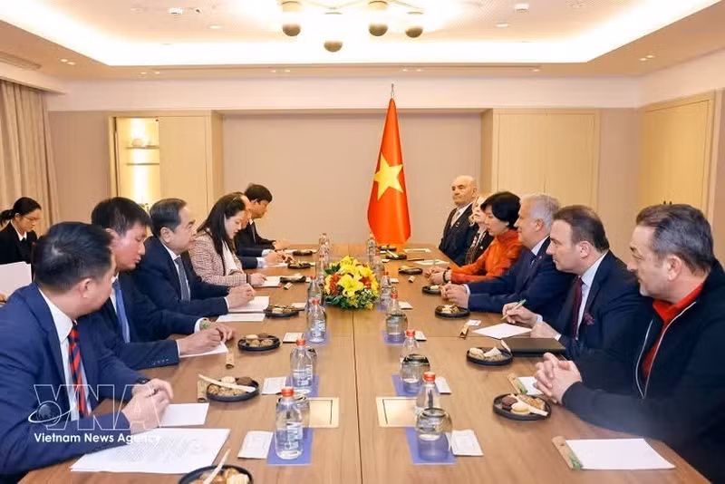 Chairman of the National Assembly (NA) Tran Thanh Man hosts a reception for Viet Nam’s Honorary Consul in Istanbul Ali Tezolmez on April 17. (Photo: VNA)
