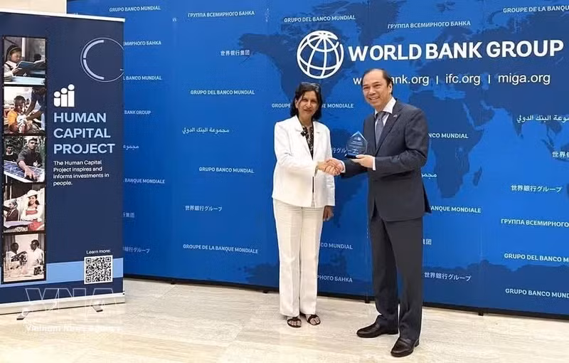 The World Bank Vice President for Human Development presents the award recognising Viet Nam as one of the top-performing countries in the HCI+ among peers at similar income levels to Vietnamese Ambassador to the US Nguyen Quoc Dung (right) (Photo: VNA)