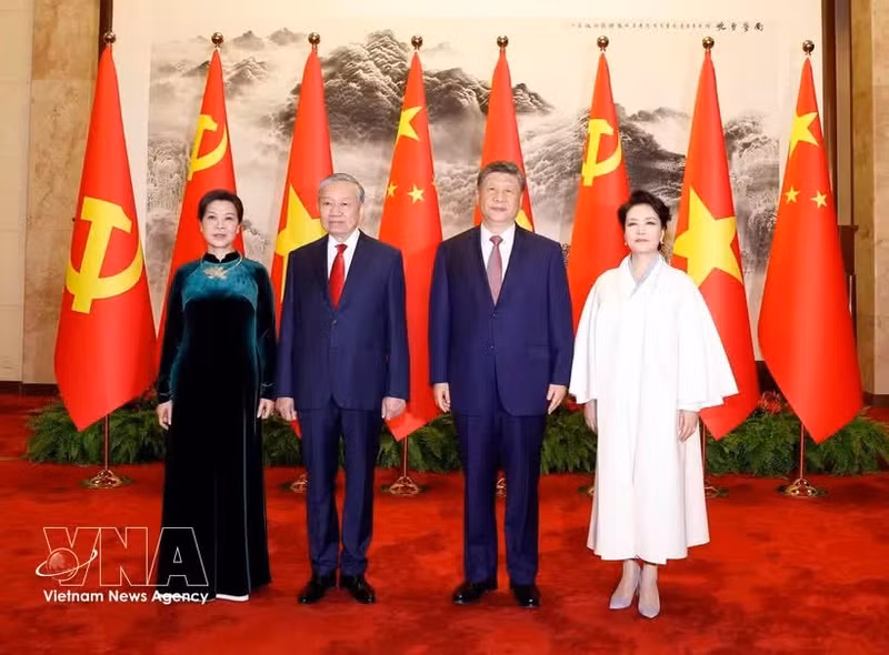 Party General Secretary and State President To Lam, his Chinese counterpart Xi Jinping and their spouses in a joint photo in Beijing on April 15, 2026. (Photo: VNA)