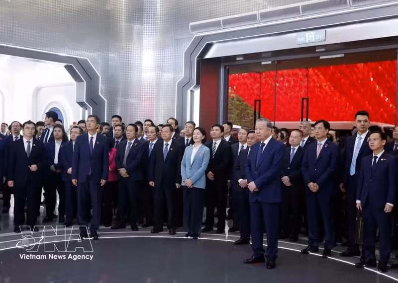 General Secretary of the Communist Party of Viet Nam (CPV) Central Committee and State President To Lam (first, right, front row) listens to a presentation about the China-ASEAN AI Application Cooperation Centre (Photo: VNA)