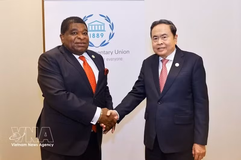 National Assembly Chairman Tran Thanh Man (right) meets with IPU Secretary-General Martin Chungong on April 17 on the sidelines of the 152nd IPU Assembly (IPU-152) in Istanbul, Türkiye. (Photo: VNA)
