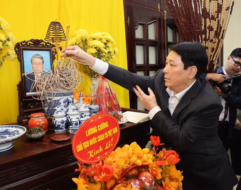 State President Luong Cuong offers incense in tribute to late State President Tran Duc Luong. (Photo: VNA)