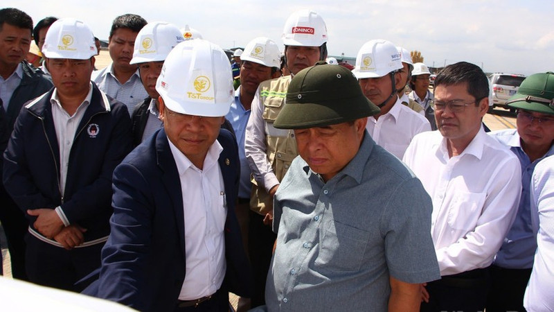 Deputy Prime Minister Nguyen Chi Dung and his delegation inspect the progress of the Quang Tri Airport project.