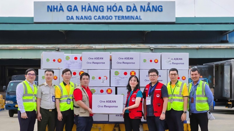 Representatives from the Viet Nam Disaster and Dyke Management Authority receive emergency aid from the ASEAN Coordinating Centre for Humanitarian Assistance on Disaster Management (AHA Centre) on November 11. 