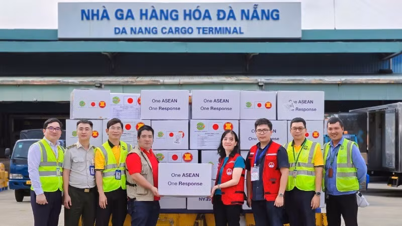 Representatives from the Viet Nam Disaster and Dyke Management Authority receive emergency aid from the ASEAN Coordinating Centre for Humanitarian Assistance on Disaster Management (AHA Centre) on November 11. 
