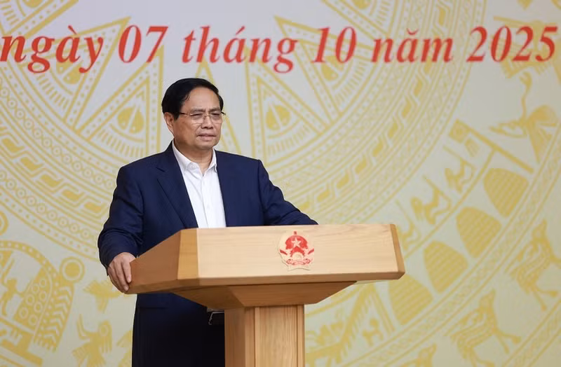 Prime Minister Pham Minh Chinh presides over the 16th session of the National Steering Committee on combating IUU fishing on October 7. (Photo: VNA)