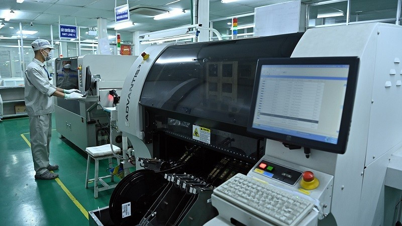 Technical workers operate a production line. (Photo: nhandan.vn).