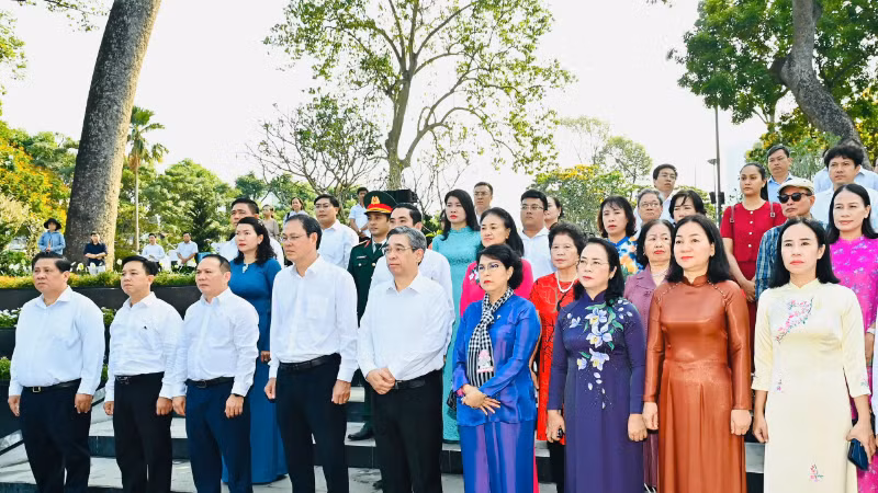 Deputy Secretary of the Municipal Party Committee Nguyen Phuoc Loc, delegates and residents attend the memorial ceremony. (Photo: VIET DUNG)