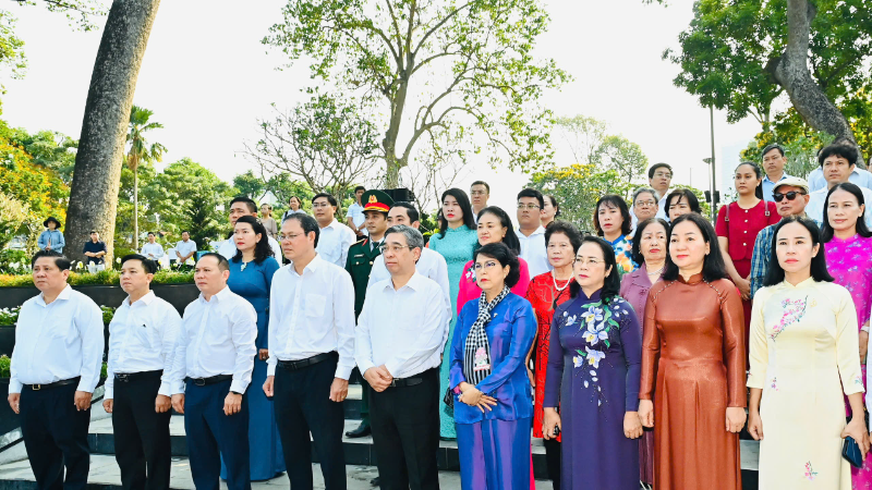Deputy Secretary of the Municipal Party Committee Nguyen Phuoc Loc, delegates and residents attend the memorial ceremony. (Photo: VIET DUNG)