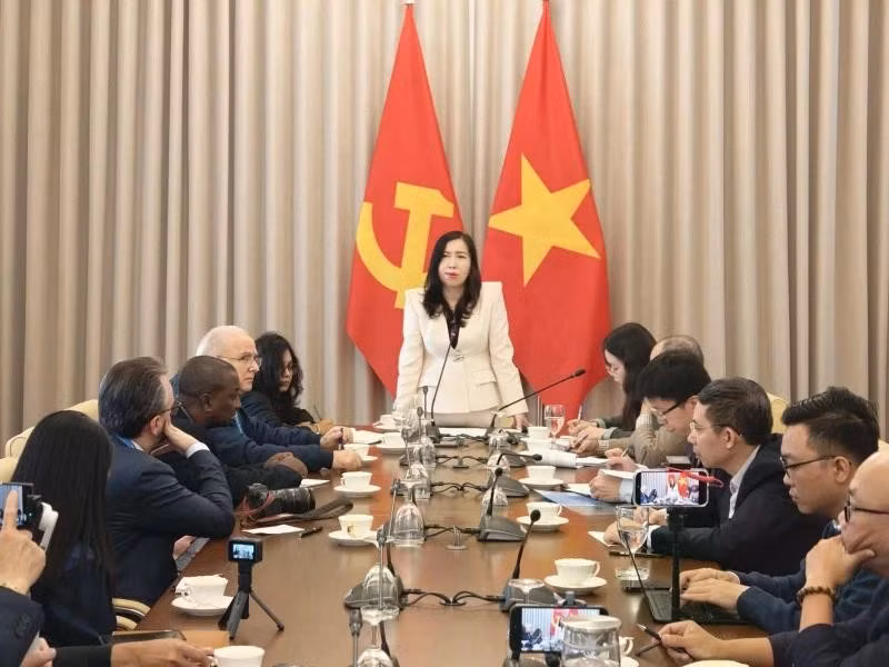 Deputy Minister of Foreign Affairs Le Thi Thu Hang welcomes journalists and updates them on a number of achievements Viet Nam has attained in recent years. (Photo: Ministry of Foreign Affairs)