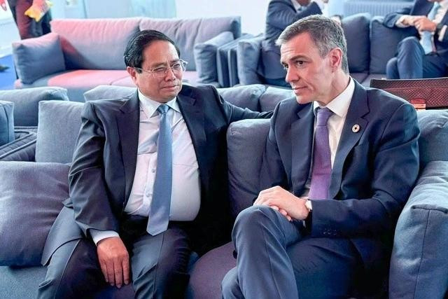 Prime Minister Pham Minh Chinh (L) and Spanish PM Pedro Sanchez meet on the sidelines of the third United Nations Ocean Conference (UNOC 3). (Photo: VNA)