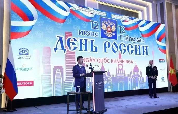 Deputy Prime Minister Le Thanh Long delivers remarks at the reception marking Russia’s National Day, June 12. (Photo: baochinhphu.vn)