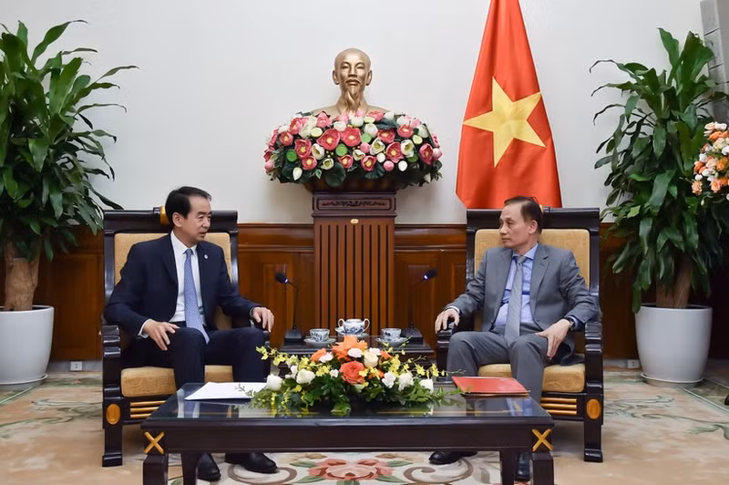 Acting Minister of Foreign Affairs Le Hoai Trung (R) and Chinese Ambassador to Viet Nam He Wei at their meeting in Ha Noi on September 11. (Photo: VNA)