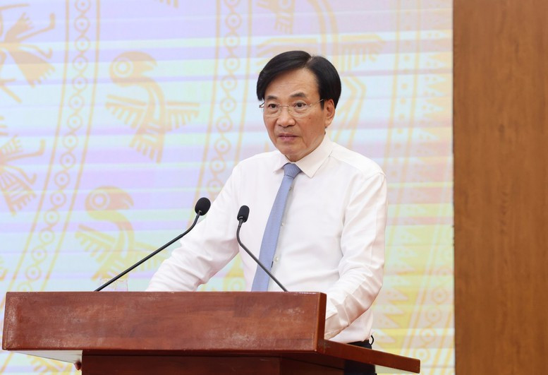 Minister-Chairman of the Government Office Tran Van Son speaks at the press briefing on July 3. (Photo: VGP)