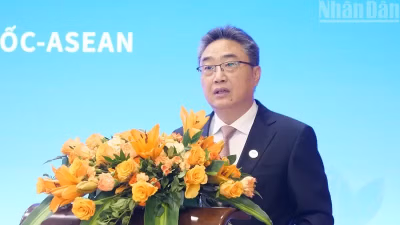 Shi Zhongjun delivers remarks at the Viet Nam–China Tourism and Investment Promotion Forum hosted by the Embassy of Viet Nam in Beijing in September 2025. (Photo: NDO)