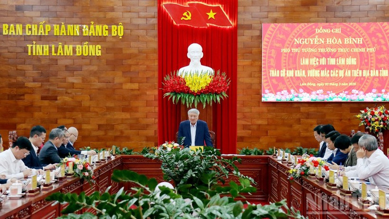 Permanent Deputy Prime Minister Nguyen Hoa Binh holds working session with Lam Dong Province to address obstacles facing local projects.