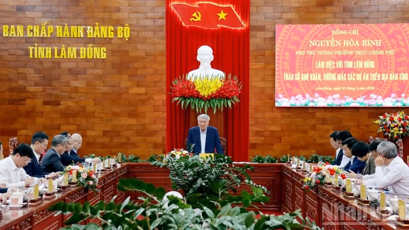 Permanent Deputy Prime Minister Nguyen Hoa Binh holds working session with Lam Dong Province to address obstacles facing local projects.