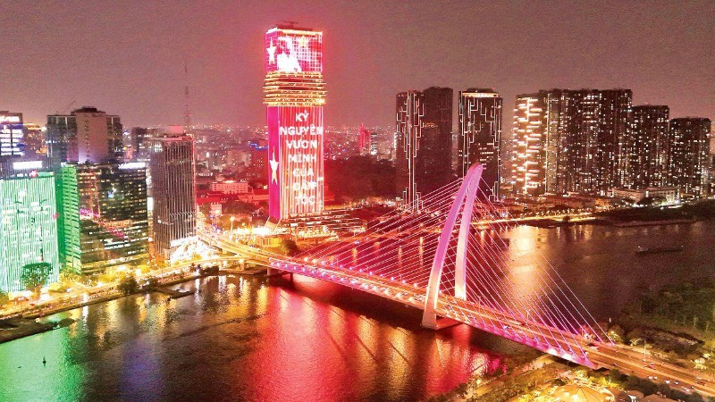 Ho Chi Minh City glows with vibrant colours in celebration of 14th National Party Congress. (Photo: Hong Dat)