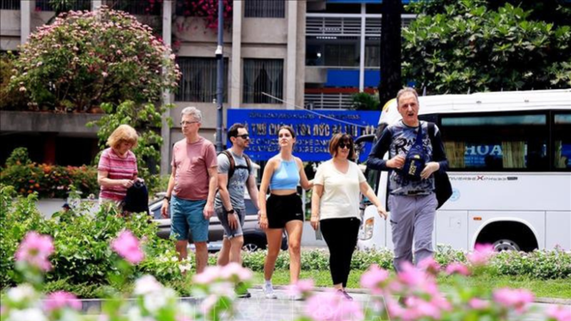 International visitors strolling through the central area of Ho Chi Minh City. (Photo: VNA)