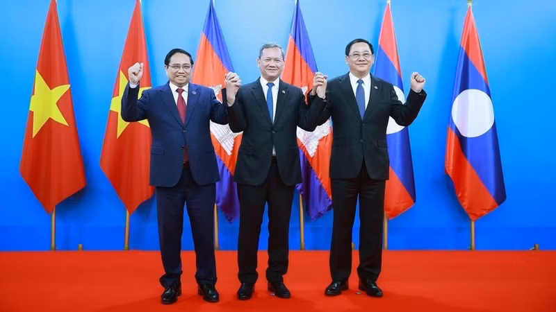 Within the framework of the high-level meeting among the three Parties — the Cambodian People’s Party, the Communist Party of Viet Nam, and the Lao People’s Revolutionary Party — held in Phnom Penh, a meeting takes place on the afternoon of February 6, 2026 between Prime Minister Pham Minh Chinh and Cambodian Prime Minister Hun Manet, together with Lao Prime Minister Sonexay Siphandone. (Photo: Duong Giang – VNA)