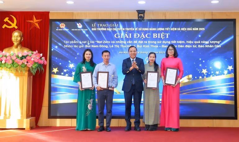 Deputy Minister of Industry and Trade Nguyen Hoang Long presents the Special Prize to the team of authors from Nhan Dan Online Department (Photo: NDO).