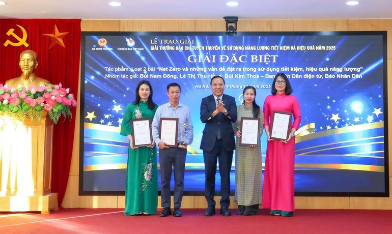 Deputy Minister of Industry and Trade Nguyen Hoang Long presents the Special Prize to the team of authors from Nhan Dan Online Department (Photo: NDO).