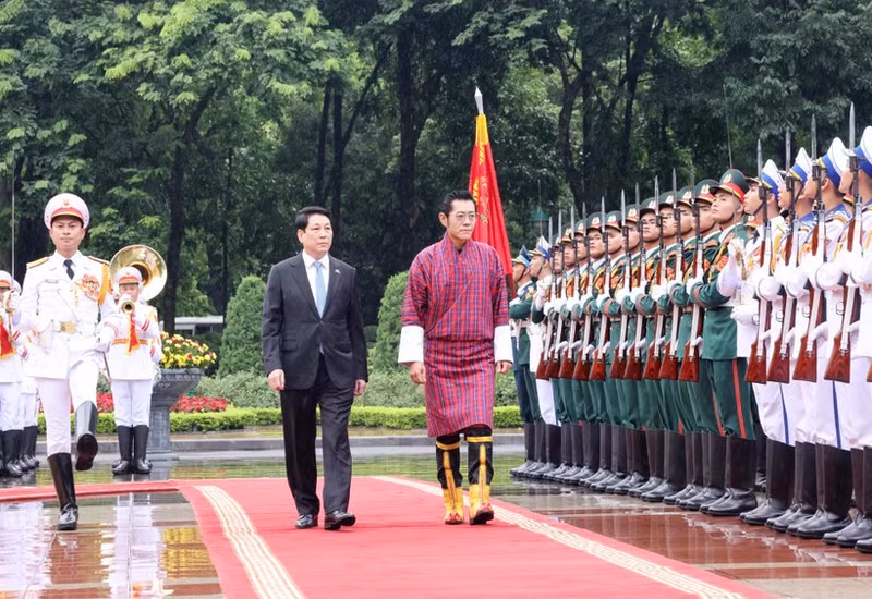 State President Luong Cuong and King Jigme Khesar Namgyel Wangchuck of Bhutan review the guard of honour in Ha Noi on August 19. (Photo: VNA)