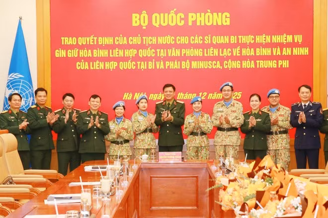 Deputy Minister of National Defence Senior Lieutenant General Nguyen Truong Thang (sixth, right), officials, and the new officers deployed to UN peacekeeping missions (Photo: VNA)