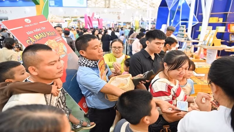 A lively shopping atmosphere at Autumn Fair 2025