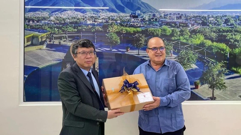 Dr. Ruben Zardoya, Rector of Emiliano Zapata University gives a present to Vietnamese Ambassador to Mexico Nguyen Van Hai (left). (Photo: VNA)