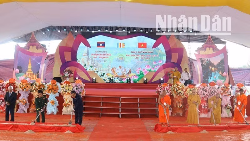 The delegates perform the groundbreaking ceremony to commence the construction of the Viet Nam-Laos heroic martyrs worship site.