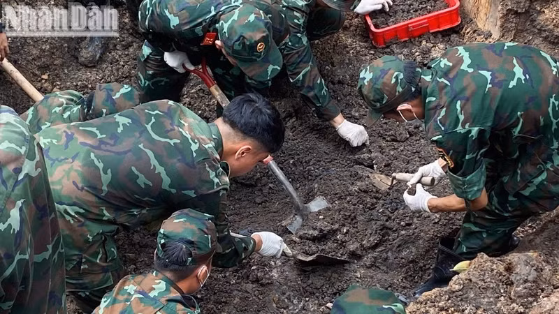 Search and recovery personnel carry out a mission at Area B of Le Thi Rieng Park in Ho Chi Minh City.