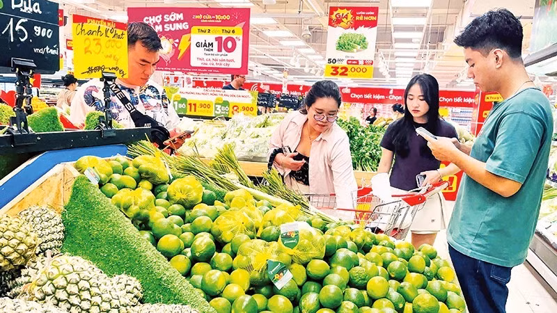 Many supermarket chains are rolling out programmes to support purchasing power and share part of the cost burden with consumers. (Photo: VU SINH)
