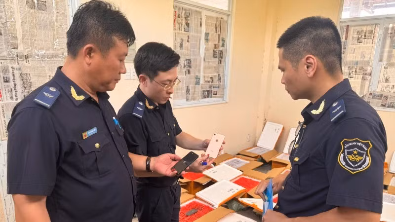 Customs officers inspect and verify the seized items. (Photo: CHQ)