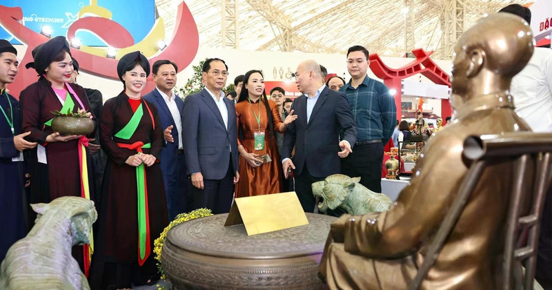 Deputy Prime Minister Bui Thanh Son (front, 4th from right) visits the first Glorious Spring Fair in Ha Noi on February 6. (Photo: VNA)