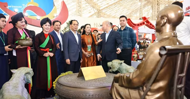Deputy Prime Minister Bui Thanh Son (front, 4th from right) visits the first Glorious Spring Fair in Ha Noi on February 6. (Photo: VNA)