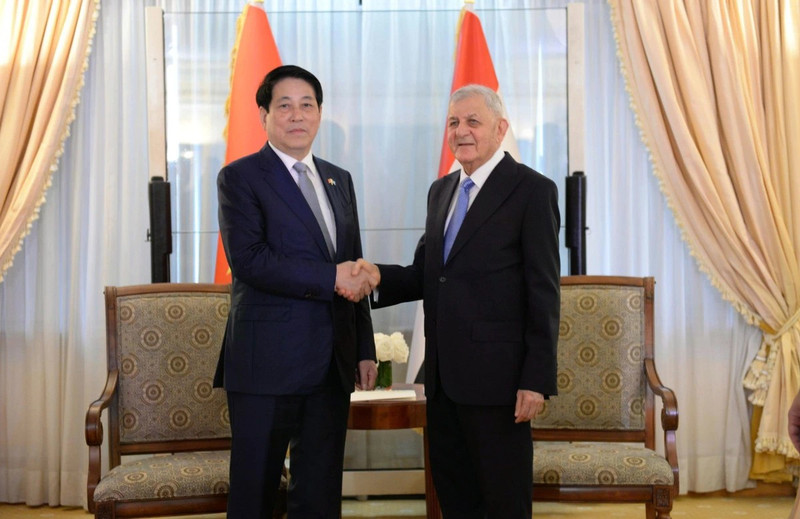Vietnamese President Luong Cuong (L) and his Iraqi counterpart Abdul Latif Rashid at their meeting in New York. (Photo: VOV)