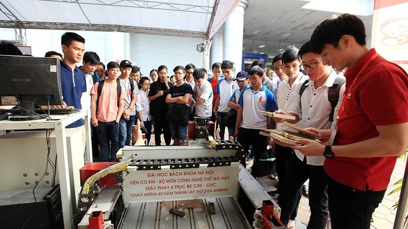 The 4-axis milling machine BK CIM - CNC, developed by the Institute of Mechanical Engineering, Department of Manufacturing Technology, Ha Noi University of Science and Technology, is on display at the exhibition showcasing scientific and technological achievements on the occasion of the university’s anniversary. (Photo: VNA)