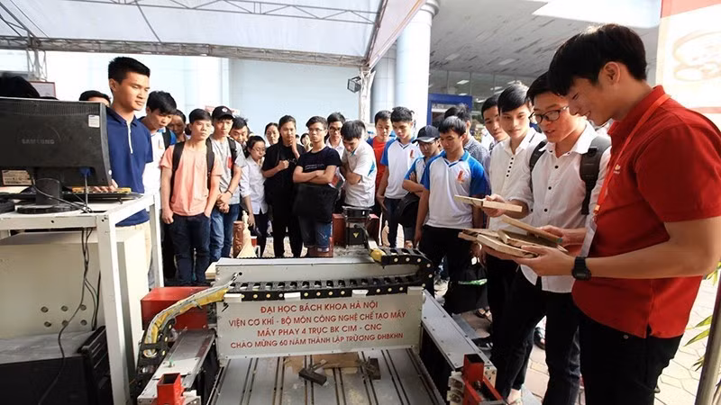 The 4-axis milling machine BK CIM - CNC, developed by the Institute of Mechanical Engineering, Department of Manufacturing Technology, Ha Noi University of Science and Technology, is on display at the exhibition showcasing scientific and technological achievements on the occasion of the university’s anniversary. (Photo: VNA)