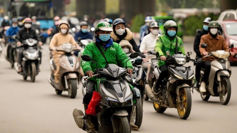 People travel on the streets of Ha Noi. (Photo: Duy Linh)
